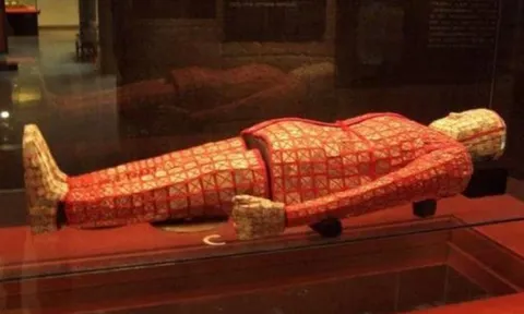 Bộ trang phục mai táng bị mộ tặc bỏ lại không thèm lấy, chuyên gia giám định phải ngỡ ngàng, trị giá thực sự hơn 8 nghìn tỷ đồng