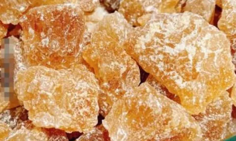 Đường phèn màu vàng và màu trắng khác nhau thế nào? Lời khuyên từ chuyên gia ngành đường