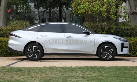 Xe sedan hạng C công suất 324 mã lực, ‘uống xăng như ngửi’, giá ngang Hyundai Grand i10