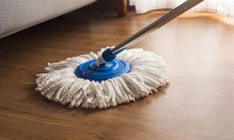 Lau sàn nhà 'nhàn tênh' mà vẫn sạch bóng: Mẹo hay giúp bạn tiết kiệm tối đa công sức, sàn nhà sạch đến không ngờ