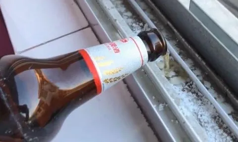 Đổ bia lên khe bậu cửa sổ, 10 người thì có 9 người không biết công dụng 'thần kì' của nó. Học mẹo hay để sử dụng nó cả đời