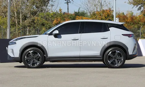 SUV công suất 295 mã lực, tiết kiệm xăng hơn xe máy, giá hơn 330 triệu đồng