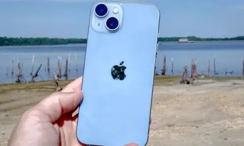 Giá iPhone 14 đập hộp tháng 2/2025 giảm thủng sàn, rẻ như rau quyết hạ đo ván Galaxy S24, Xiaomi 14