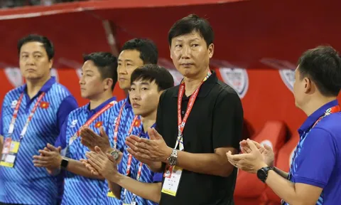 HLV Kim Sang Sik nhận 'món quà' từ châu Âu, ĐT Việt Nam rộng cửa giành ngôi vương Đông Nam Á
