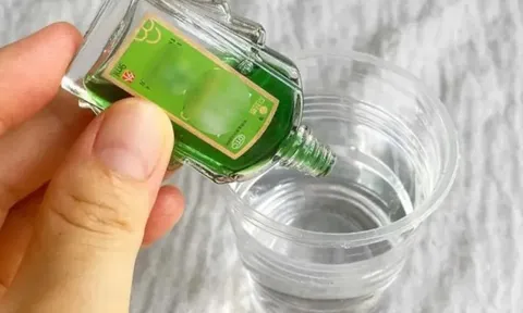 Đổ dầu gió vào giấm trắng giúp giải quyết vấn đề lớn nhất của mọi nhà! Tiếc rằng đến bây giờ nhiều người mới biết