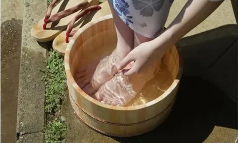 Trước khi đi ngủ, ngâm chân bằng giấm trắng có rất nhiều tác dụng nhưng đáng tiếc là nhiều người chưa biết