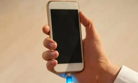 Khi sạc nên cắm điện thoại hay cắm sạc trước? Rất nhiều người đang làm sai