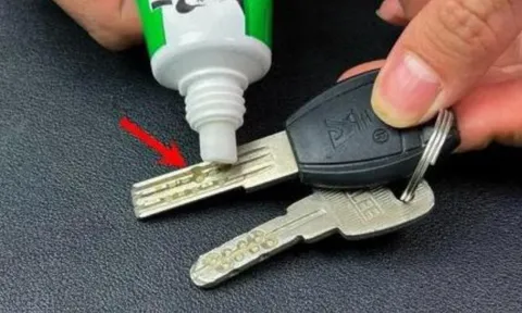 Việc bôi kem đánh răng lên chìa khóa thực sự rất hữu ích, hàng xóm đã học được điều đó