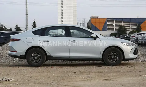 Xe sedan công suất 261 mã lực, nội thất tiện nghi, giá gần 300 triệu đồng