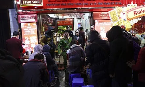 Người dân đội mưa xếp hàng dài mua vàng cầu may trong Ngày Thần Tài