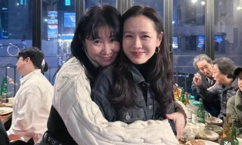 Trong những bức hình chưa chỉnh sửa, nhan sắc của Kim Tae Hee và Son Ye Jin ở tuổi U50 như thế nào?