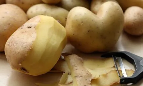 Gọt vỏ khoai tây không hề dễ dàng, có thể vô tình làm tay bị thương, hãy để tôi dạy bạn một thủ thuật và bạn sẽ không phải gọt vỏ nữa