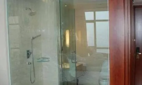 Tại sao kính trong phòng tắm khách sạn hầu hết đều trong suốt? Một số cựu nhân viên đã đưa ra câu trả lời