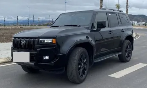 Mới chạy 2.000 km, Toyota Land Cruiser Prado 2024 bán lại với giá cao hơn xe mới