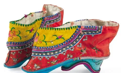 Rùng mình trước kích thước khó tin của đôi giày gắn với tục bó chân ở Trung Quốc