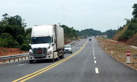 Khi gặp vạch kẻ đường nào các tài xế điều kiển xe được phép đè vạch?