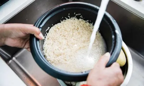Tại sao không nên trực tiếp vo gạo trong ruột nồi cơm điện?