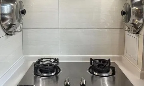 Dù máy hút mùi có bẩn hay dính dầu đến đâu, chỉ cần sử dụng máy sấy tóc là máy sẽ sạch như mới sau vài phút mà không cần tháo rời