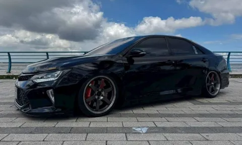 Toyota Camry 2018 kèm gói độ khủng bất ngờ rao bán chỉ ngang đàn em Vios "đập hộp"