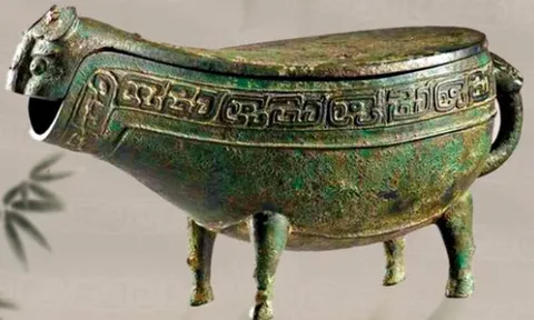 Bị rắn cắn, lão nông vác cuốc trả thù nhưng chẳng ngờ đào được kho báu tầm cỡ quốc gia: Cảnh sát ập đến!