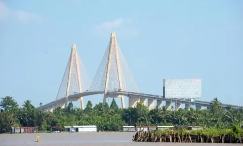 Đây là cây cầu dây văng từng nắm giữ kỷ lục dài nhất cả nước với kinh phí 1.400 tỷ đồng, là cây cầu đầu tiên do Việt Nam thiết kế và thi công