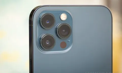 iPhone 12 Pro Max rẻ như cho sau Tết, vẫn đỉnh nóc về thiết kế, cũ nhưng mượt như Galaxy S24 Ultra