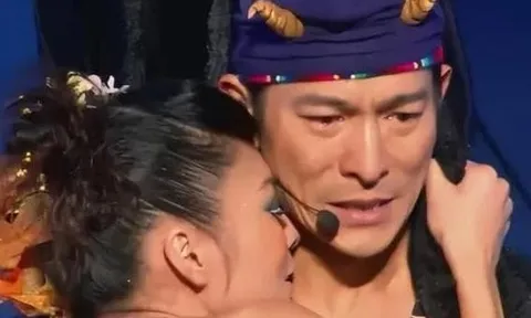 Lưu Đức Hoa không thể giấu được nữa, ngoài người vợ kín tiếng, mối quan hệ của anh và Lại Văn Huệ bị vạch trần, họ đã công khai mọi thứ trừ giấy đăng ký kết hôn?