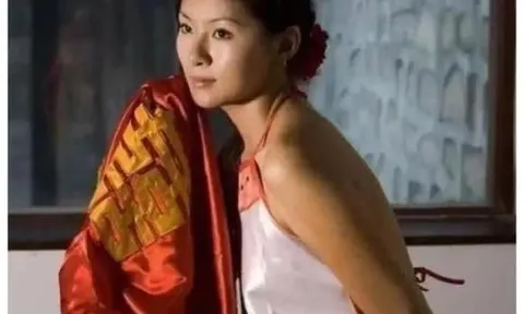 Thời xa xưa, khi chưa có đồ lót, phụ nữ mặc gì để 'bảo vệ'?