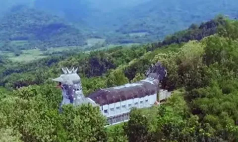 Bí ẩn nhà thờ hình con gà giữa rừng núi hoang sơ, trở thành điểm hút khách vì kỳ lạ