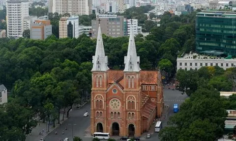 Bí mật nằm dưới nhà thờ Đức Bà Sài Gòn: Nghĩa địa lớn với ngôi mộ của ba vị giám mục