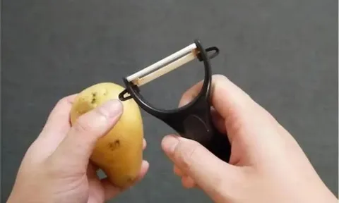 Bí mật về phần 'tai nhỏ' trên dao nạo rau củ: 90% người dùng không biết tới