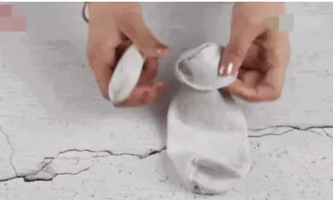 Nhiều người không biết việc vứt một chiếc tất cũ vào bồn cầu, cả năm không phải lau chùi, bồn cầu thơm tho mỗi ngày, rất thiết thực!