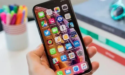 iPhone XS huyền thoại rẻ như rau chợ chiều, màn OLED, camera zoom quang, xịn sò hơn iPhone 16e