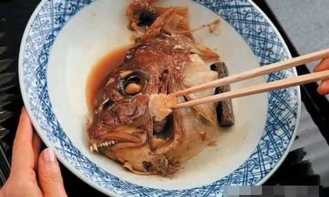 Khi ăn cá, bạn có thể nhìn thấy tính cách của một người khi họ đưa đũa gắp miếng đầu tiên, những người thông minh thường gắp chỗ này đầu tiên