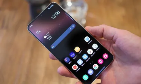 Galaxy S22 Plus giảm sập sàn sau Tết, ngon hơn iPhone 16, đẩy iPhone 16e vào thế khó