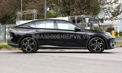 Xe sedan hạng D trang bị ‘đỉnh nóc’, tiết kiệm xăng hơn xe máy, giá rẻ bất ngờ