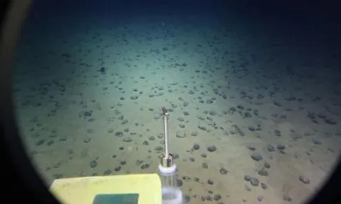 Sau bao lâu để ném một quả cầu bằng đá nặng 1 kg xuống biển để chạm tới đáy biển 11000m? Sau khi đọc sẽ hiểu