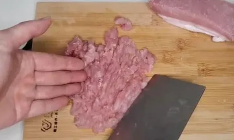 Không cần phải mất nhiều thời gian, tôi sẽ dạy bạn một mẹo nhỏ, có thể băm hết thịt trong 1 phút, ngon hơn cả dùng máy