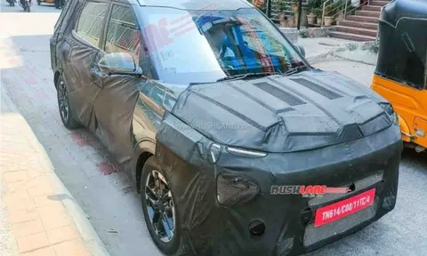 MPV 7 chỗ Kia Carens rò rỉ thông tin bản nâng cấp khi chạy thử trên phố