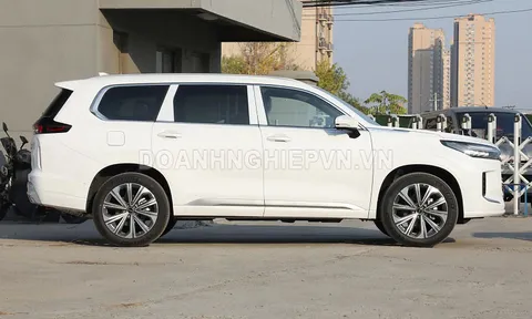 SUV PHEV 7 chỗ, công suất 610 mã lực, giá ngang Toyota Corolla Cross