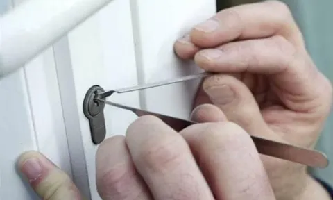 Nhiều người vẫn không biết tại sao nên cắm chìa khóa vào cửa trước khi đi ngủ, điều này thực sự an toàn và thiết thực