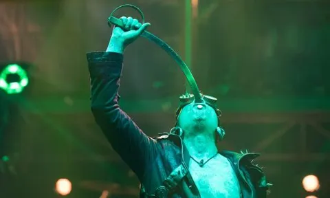 Tại sao người ta lại nuốt được kiếm? Lật tẩy bí ẩn đằng sau màn biểu diễn ảo thuật này