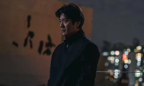 Kwon Sang Woo hoá sát thủ 'nhọ' nhất Hàn Quốc, tiếp tục 'ăn hành' tả tơi trong phim mới