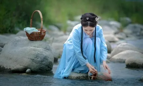 Hóa ra người xưa giặt quần áo như thế này, không cần bột giặt mà vẫn rất sạch