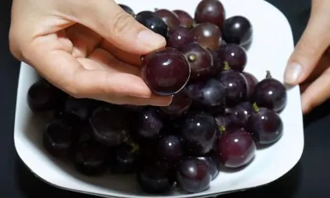Chỉ dùng nước sạch để rửa nho, tương đương với việc ăn phải “trứng côn trùng”, mách bạn cách rửa sạch và đảm bảo vệ sinh trước khi ăn