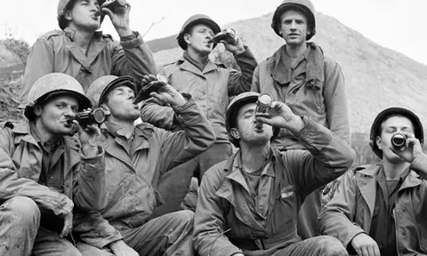 Lính tàu ngầm Nga được phát rượu uống mỗi ngày, lính Mỹ phải có Coca, còn lính Việt Nam thì sao?