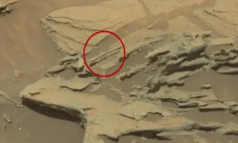 10 bức ảnh kỳ lạ khiến Sao Hỏa trông như có người ở