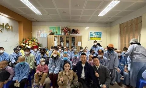 Sau khi từ chối hỗ trợ bé Bắp, vợ chồng Huấn Hoa Hồng đến bệnh viện K trao 70 suất quà trị giá 700 triệu