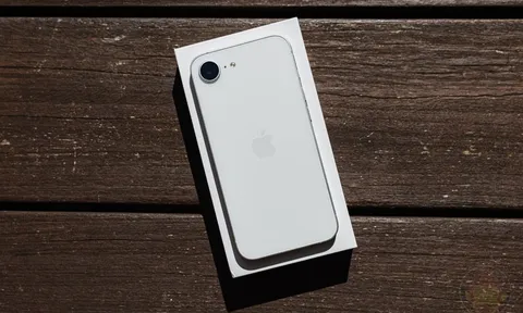 Trên tay iPhone 16e vừa ra mắt, giá từ 16,99 triệu tại Việt Nam