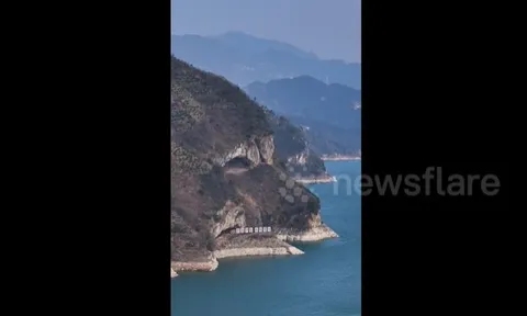 'Phát sốt' với ngọn núi ven sông nhìn xa giống chú chó đang nằm thư giãn